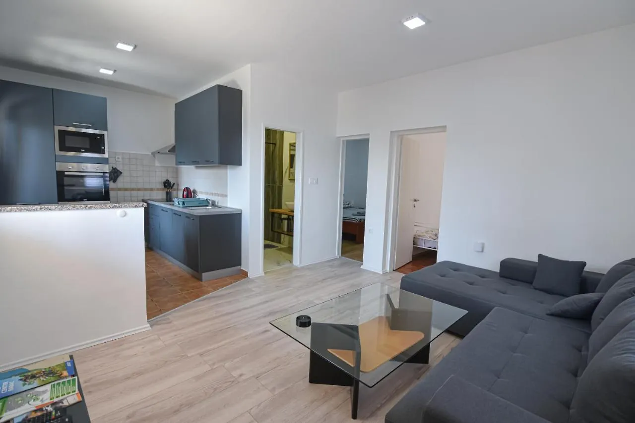 Brsec Villa Anda S Apartmanima I Bazenom Apartment
