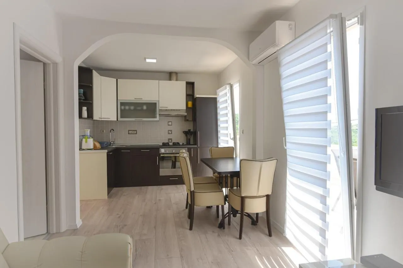Brsec Villa Anda S Apartmanima I Bazenom 0*,