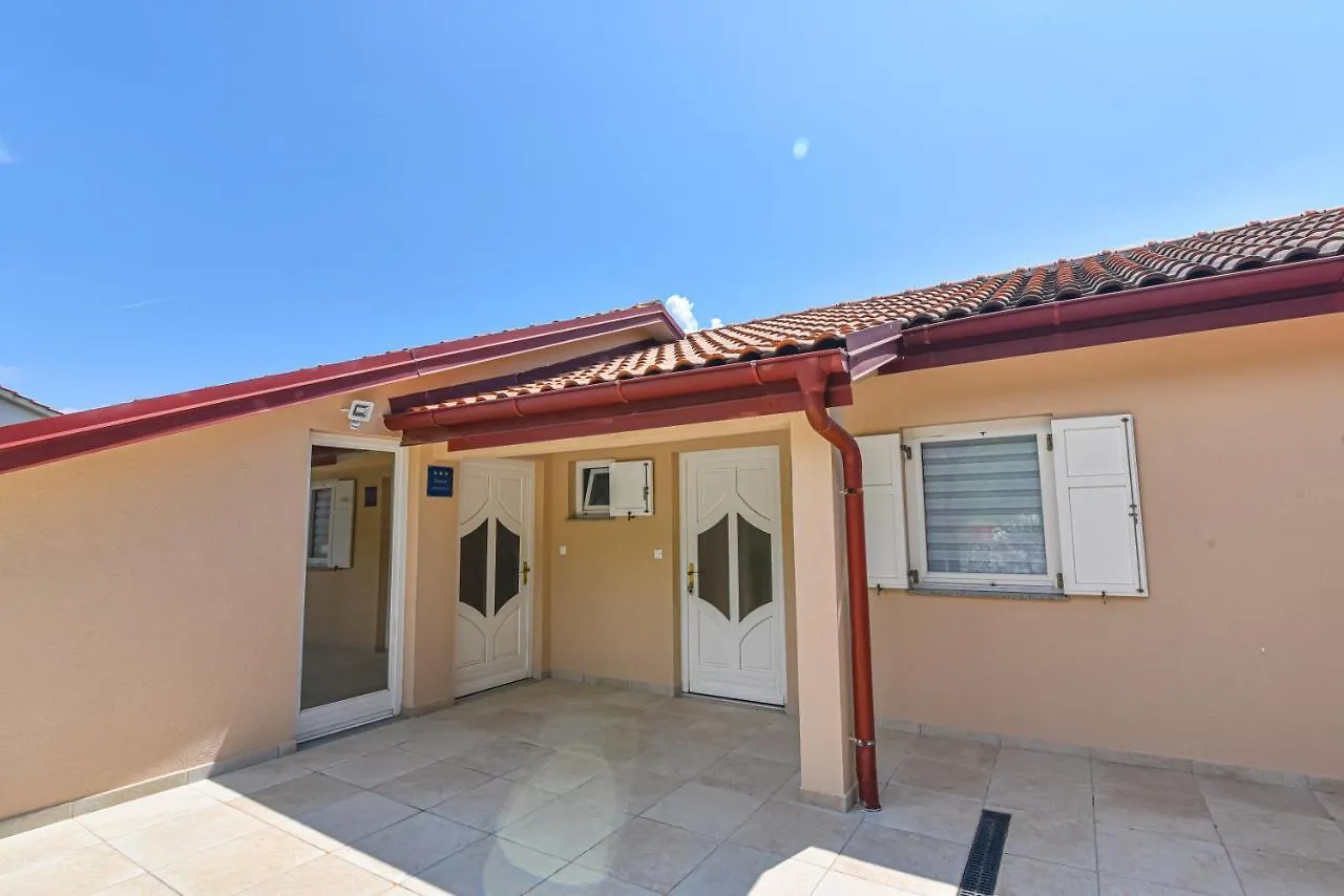 דירה Brsec Villa Anda S Apartmanima I Bazenom