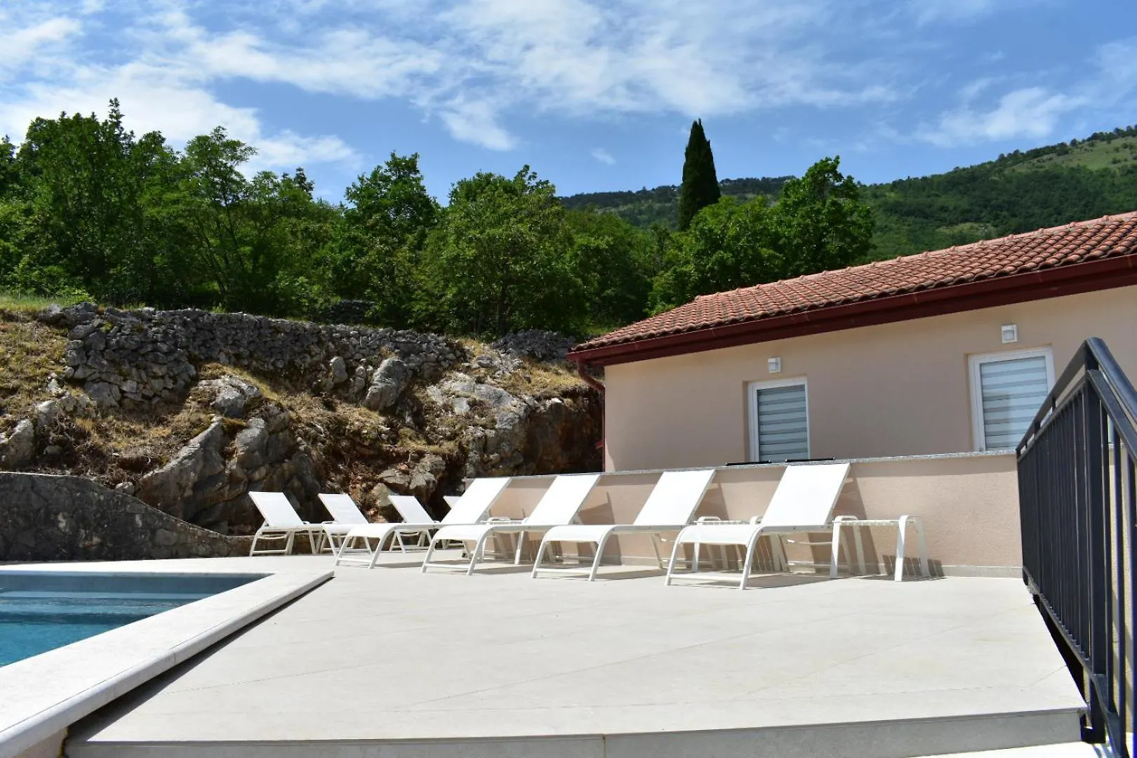 דירה Brsec Villa Anda S Apartmanima I Bazenom